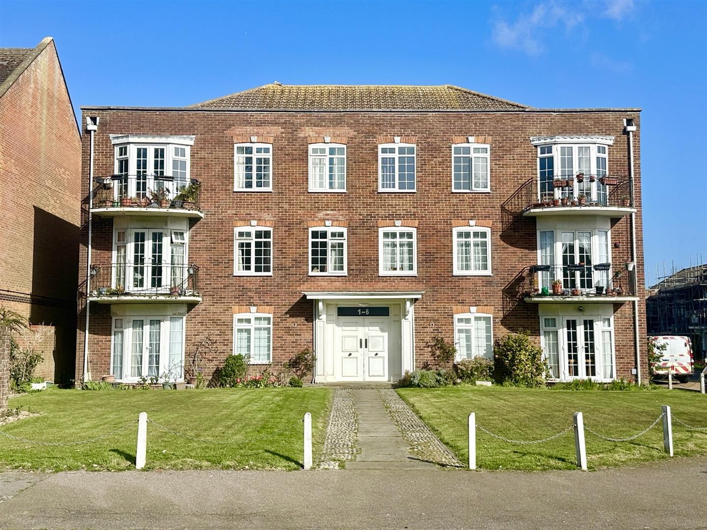 2 bed property in Georgian Close, Bexhill-On-Sea